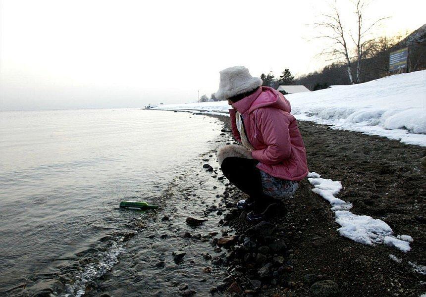 Cute Japanese girl Hitomi Hayasaka takes a pee on the snow before heading home(11)