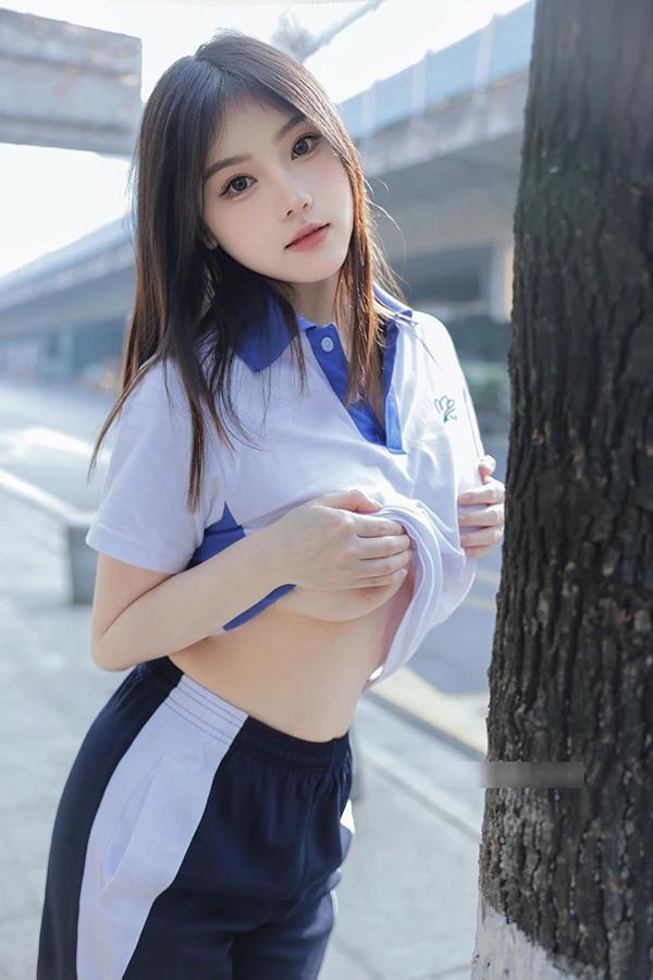 秀人女神豆瓣酱美丽校花公交站台大胆露出内部私购图(4)