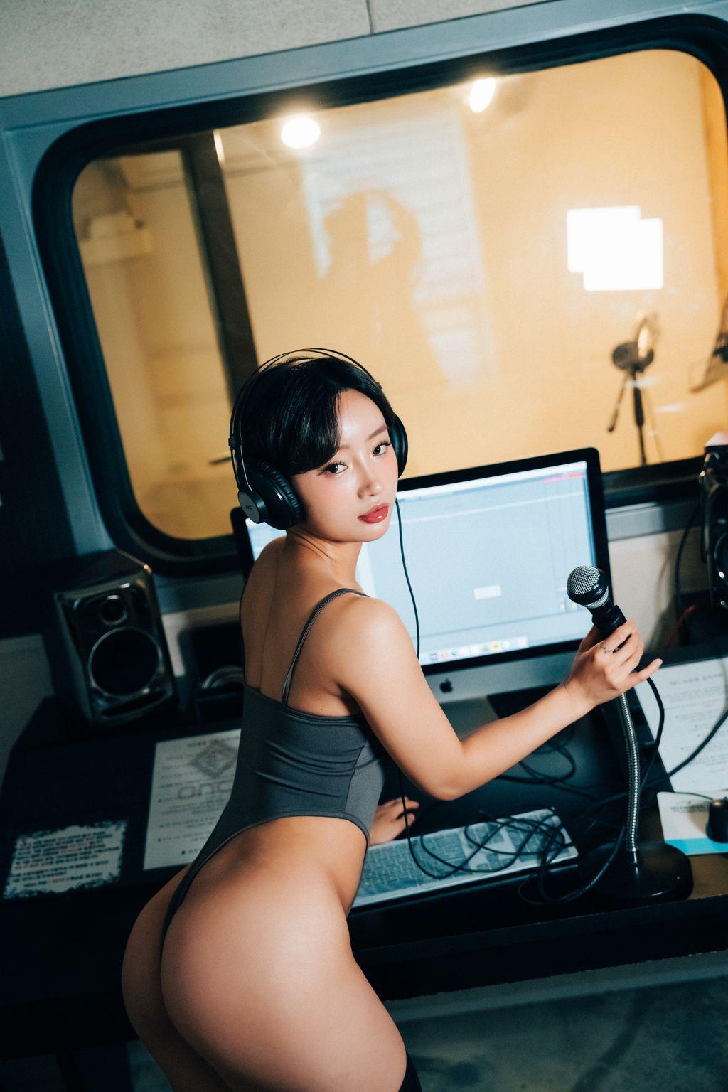 [Loozy] Booty Queen: Nude Recording (155 photos )(58)