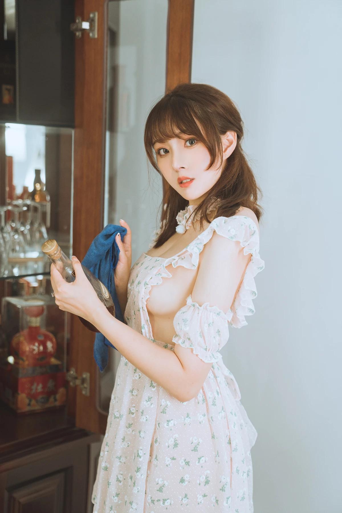 Cosplay Natsuko夏夏子 – 碎花围裙(1)