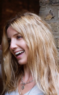 Annabelle Wallis DiFmvPcM_o