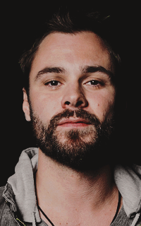 Patrick Flueger XSQG3irI_o