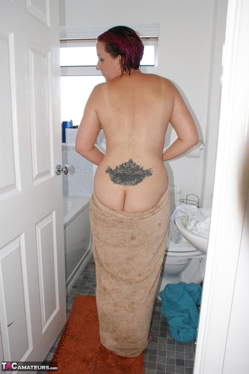 Older tattooed redhead Sara Banks gets totally naked while taking a shower(16)