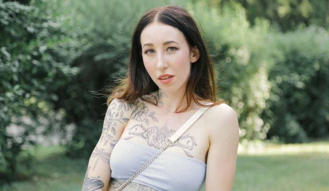 Esluna - A Blowjob for a Free Tattoo 720p