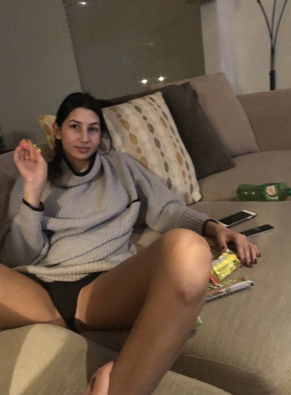 Hermosa flaca chupa vergas.