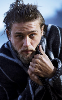 Charlie Hunnam OVAqPFQn_o