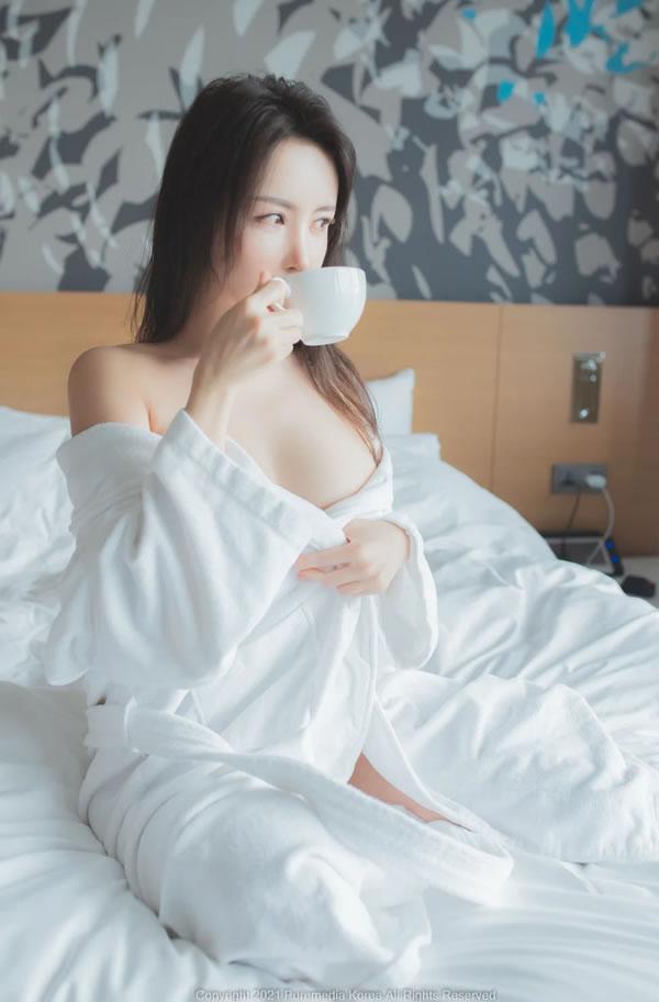 极品美少妇居家喝茶诱惑双乳若隐若现(13)