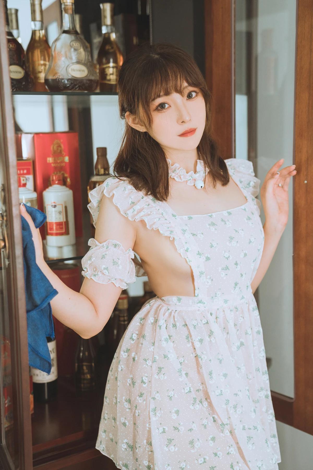 Cosplay Natsuko夏夏子 – 碎花围裙(5)