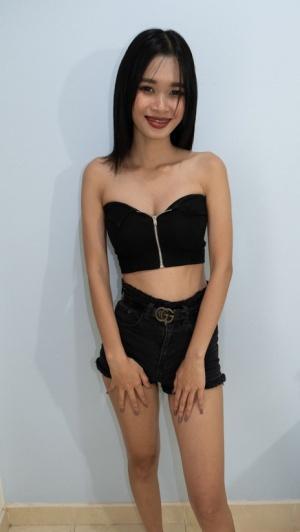 Pretty Thai teen Bussaba goes topless at the casting & shows her boobs