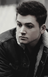 Taron Egerton Q03fTrJ7_o