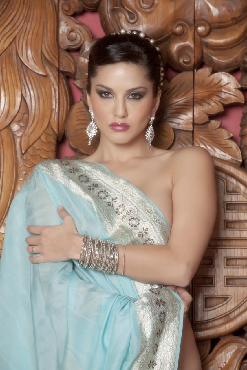 Classy MILF Sunny Leone takes off her Bollywood dress and bares big tits(10)