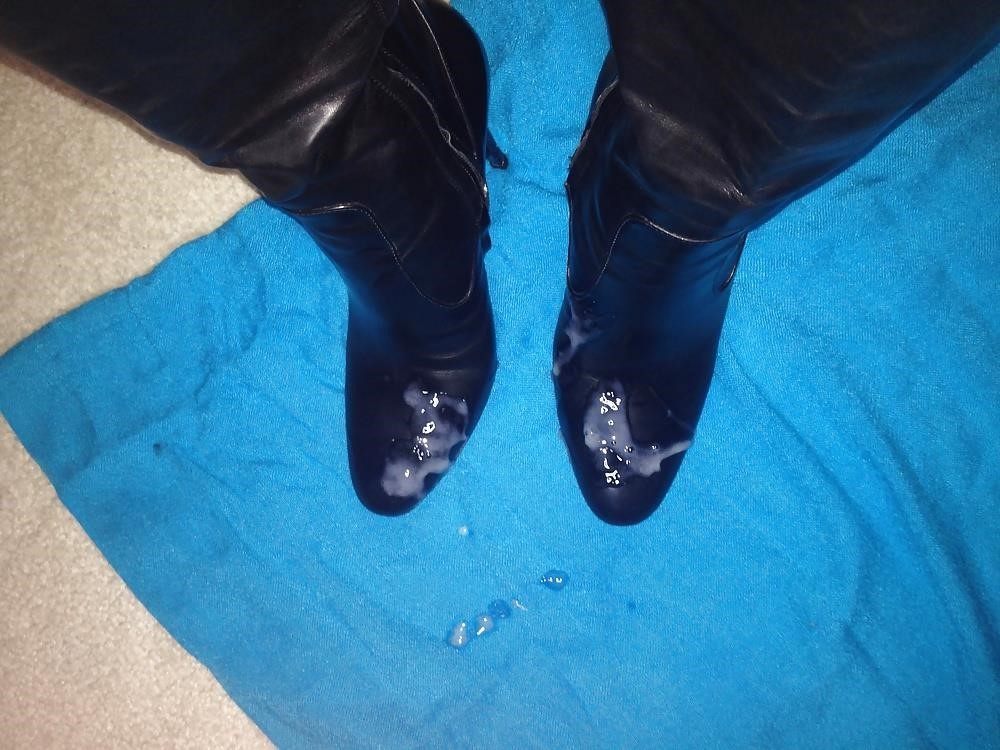 Black burberry rain boots-2720