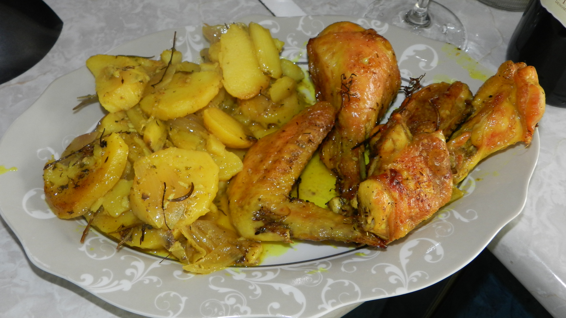 Pollo asado con pimientos y pan