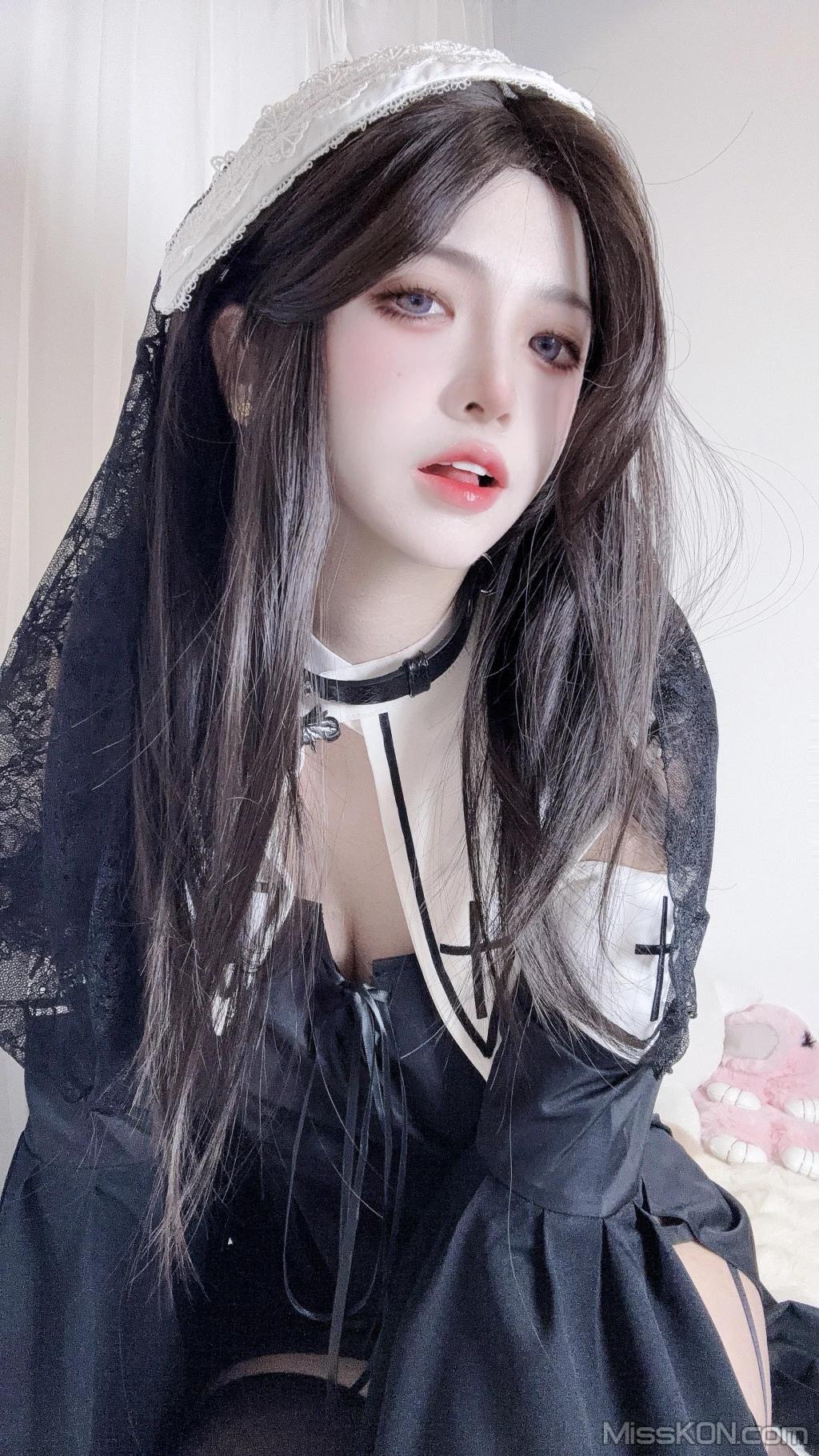 Coser@疯猫ss: 修女自拍 (21 photos)(1)