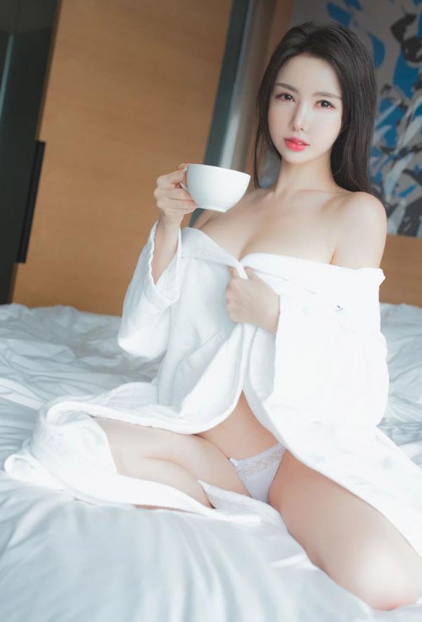 极品美少妇居家喝茶诱惑双乳若隐若现(14)