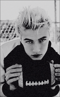 Lucky Blue Smith Wyn6yXsh_o