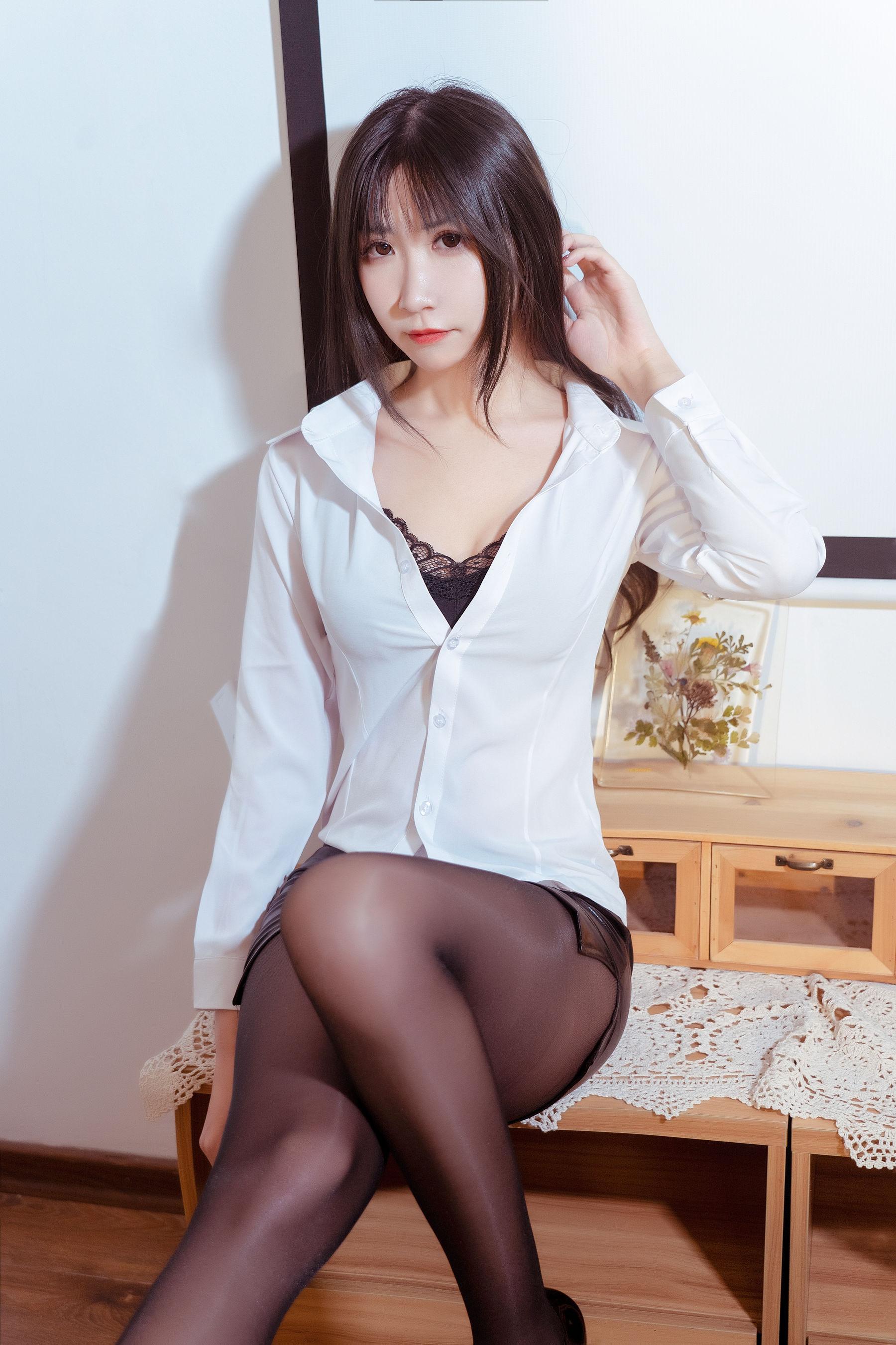 [网红COSER写真] 动漫博主阮邑_Fairy – 大象 OL 套图(14)