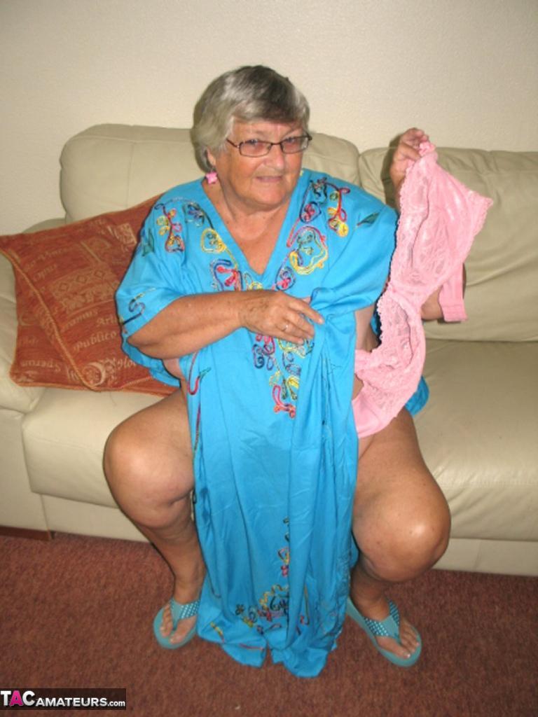 Obese nan Grandma Libby licks a nipples after taking off her pink panties(9)