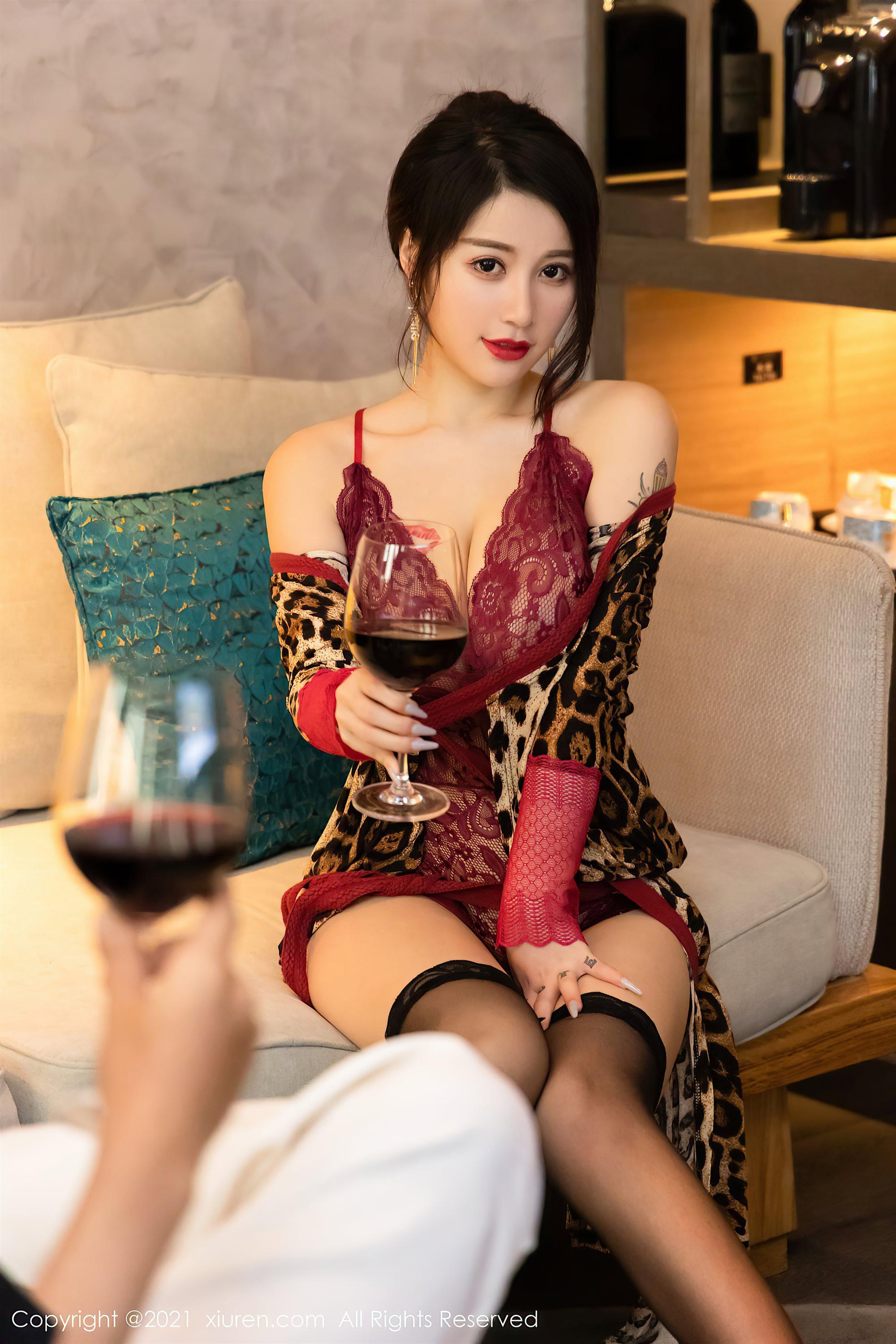 [XiuRen秀人网]No.3605 模特美七Mia酒店剧情主题半脱露缕空情趣内衣惹火诱惑写真(40)