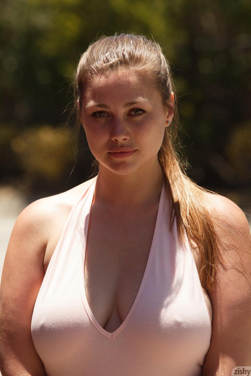 Voluptuous teenage girlfriend Lillias Right shows her curves in hot swimsuit(5)