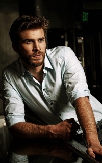 Liam Hemsworth FnKrWLBv_o