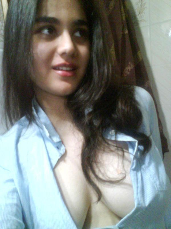 Indian girl takes self shots with big natural tits free of blouse(10)