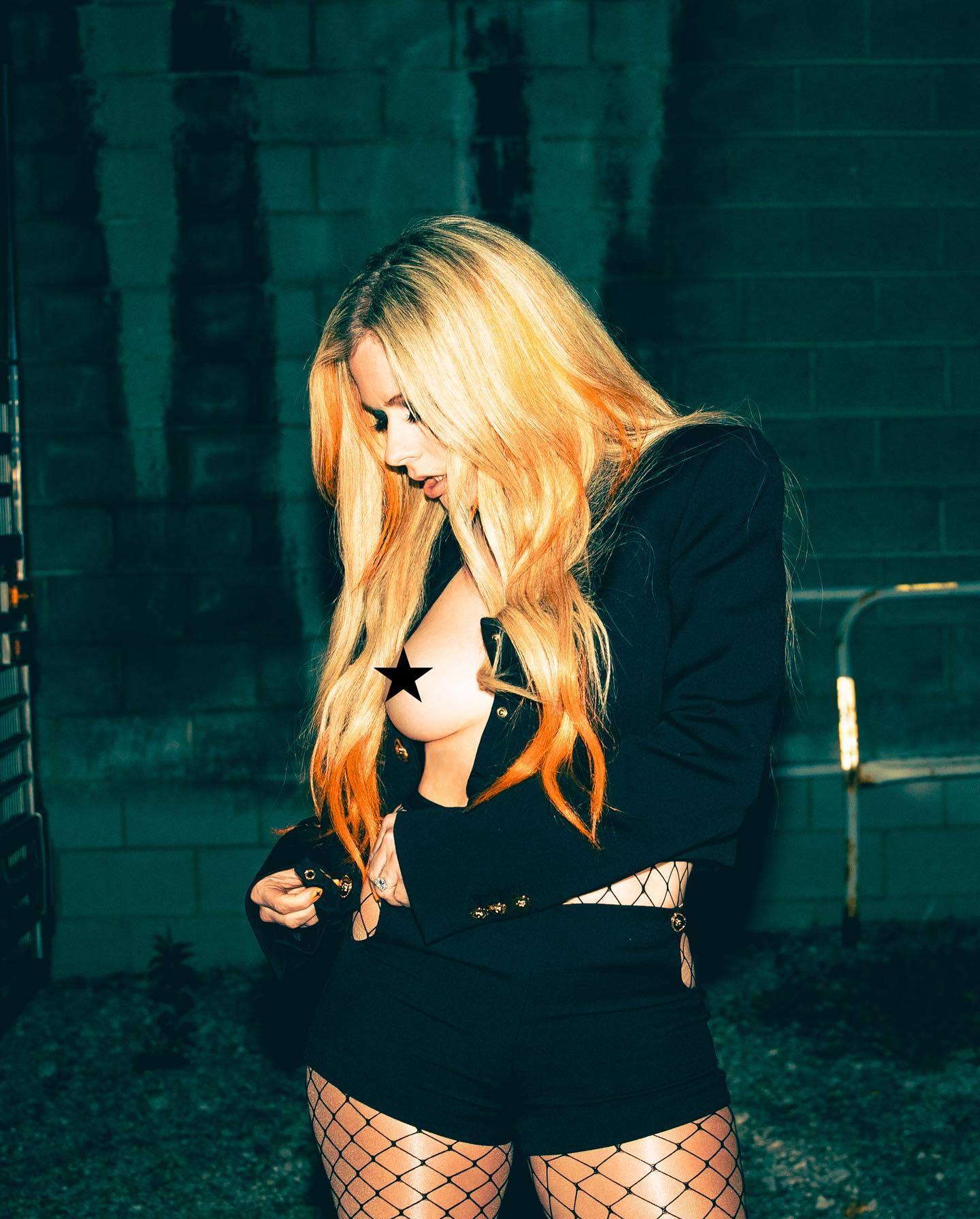 Avril Lavigne tests the limits of Instagram's no-nudity policy - Other Crap