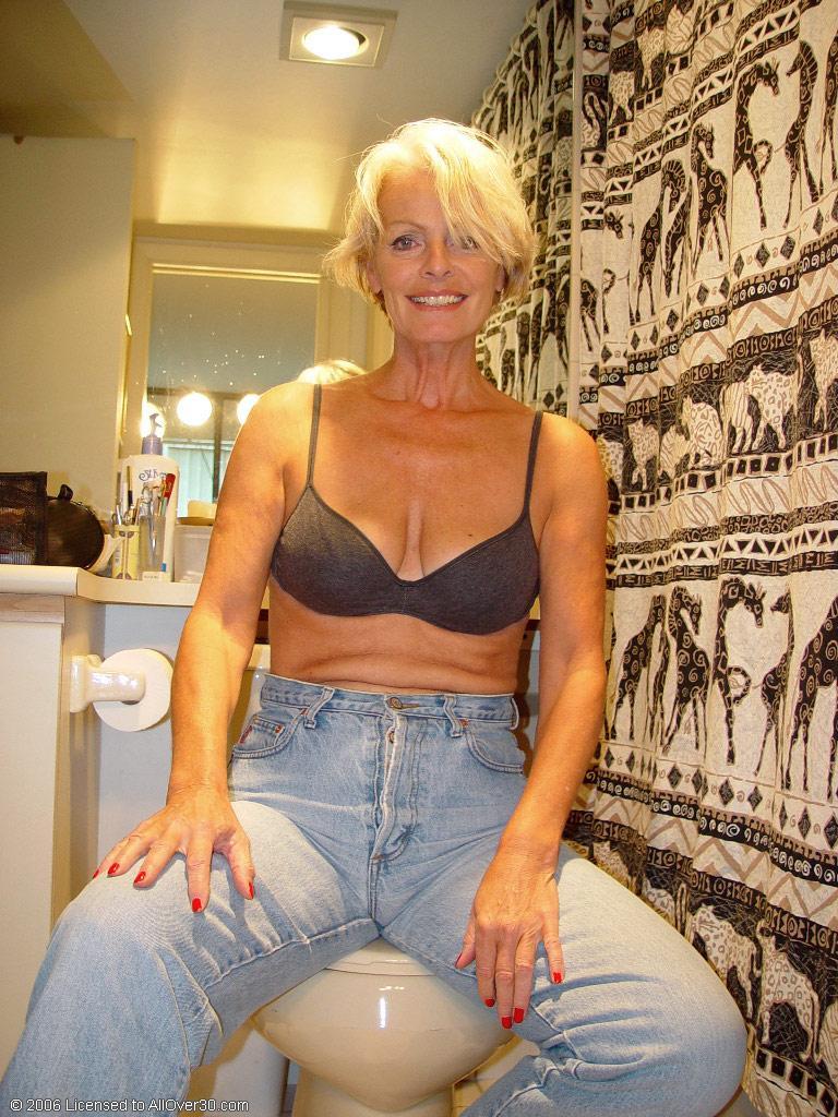 Blonde mature Justine displays her amazing bum and big tits in the toilet(7)