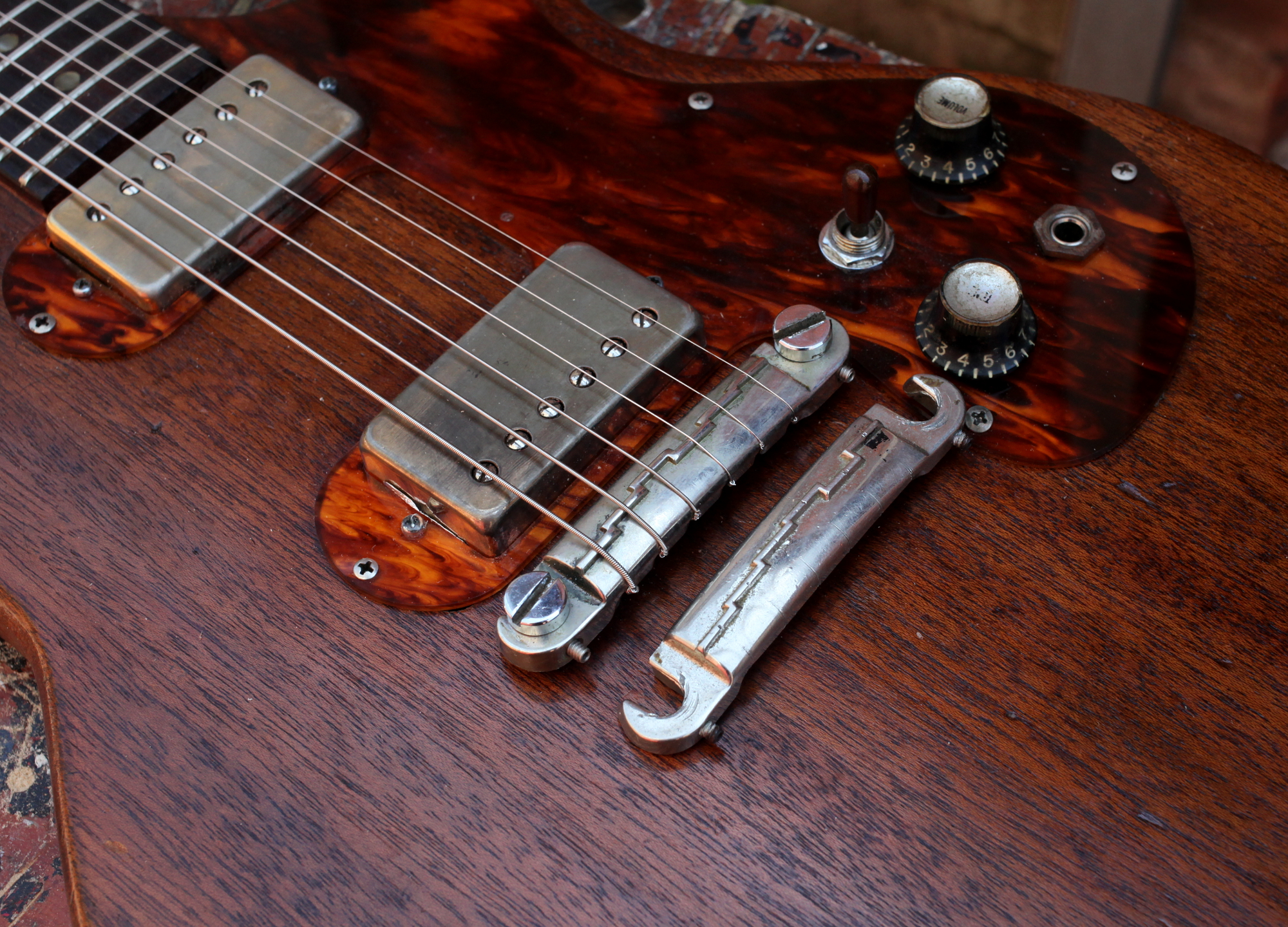 Lightning bolt tailpieces and staggered poles | The Gear Page