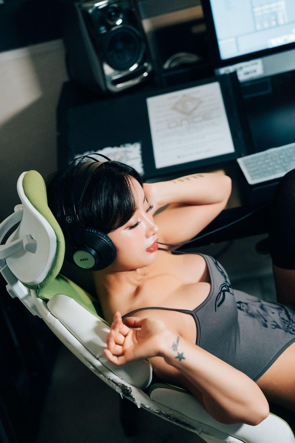 [Loozy] Booty Queen: Nude Recording (155 photos )(52)
