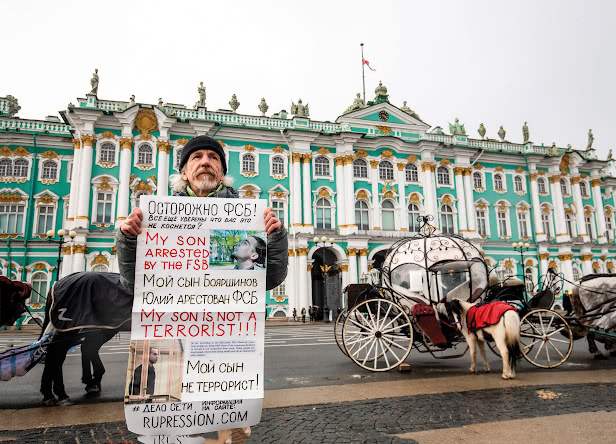 Николай Бояршинов возле Зимнего дворца