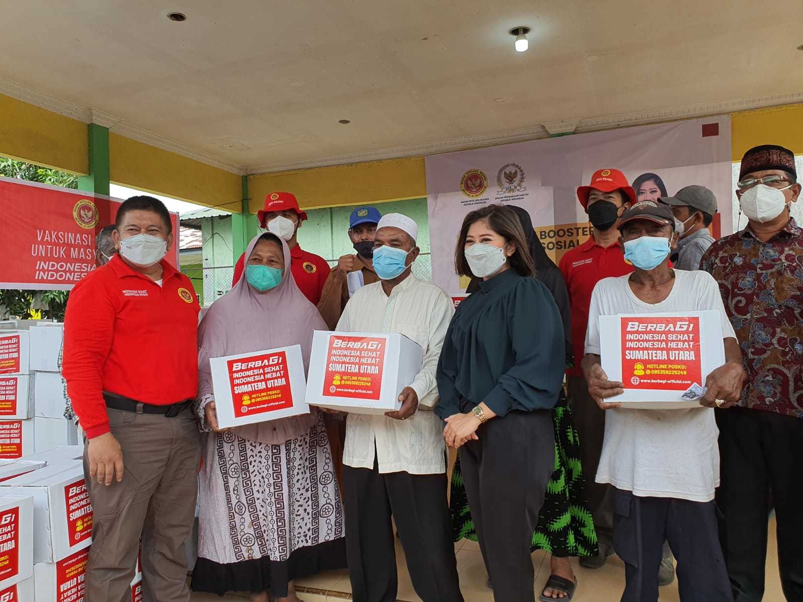 Kabinda Sumut Brigjen TNI Asep Jauhari Puja Laksana dan Ketua Komisi I DPR RI Meutya Hafid saat meninjau pelaksanaan vaksinasi dan menyalurkan sembako 'Gerakan Indonesia Berbagi' di Kota Medan, Jumat (22/4/2022)