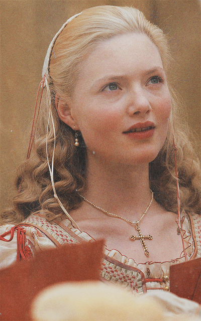 Holliday Grainger RnKTvstc_o