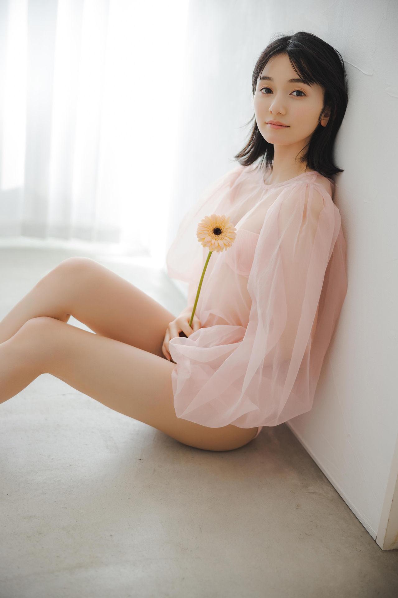 Fuuka Kumazawa 熊澤風花, ＦＲＩＤＡＹデジタル写真集 『二十歳になったから』 Set.01(4)