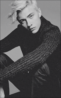 Lucky Blue Smith 8UAGupZ1_o