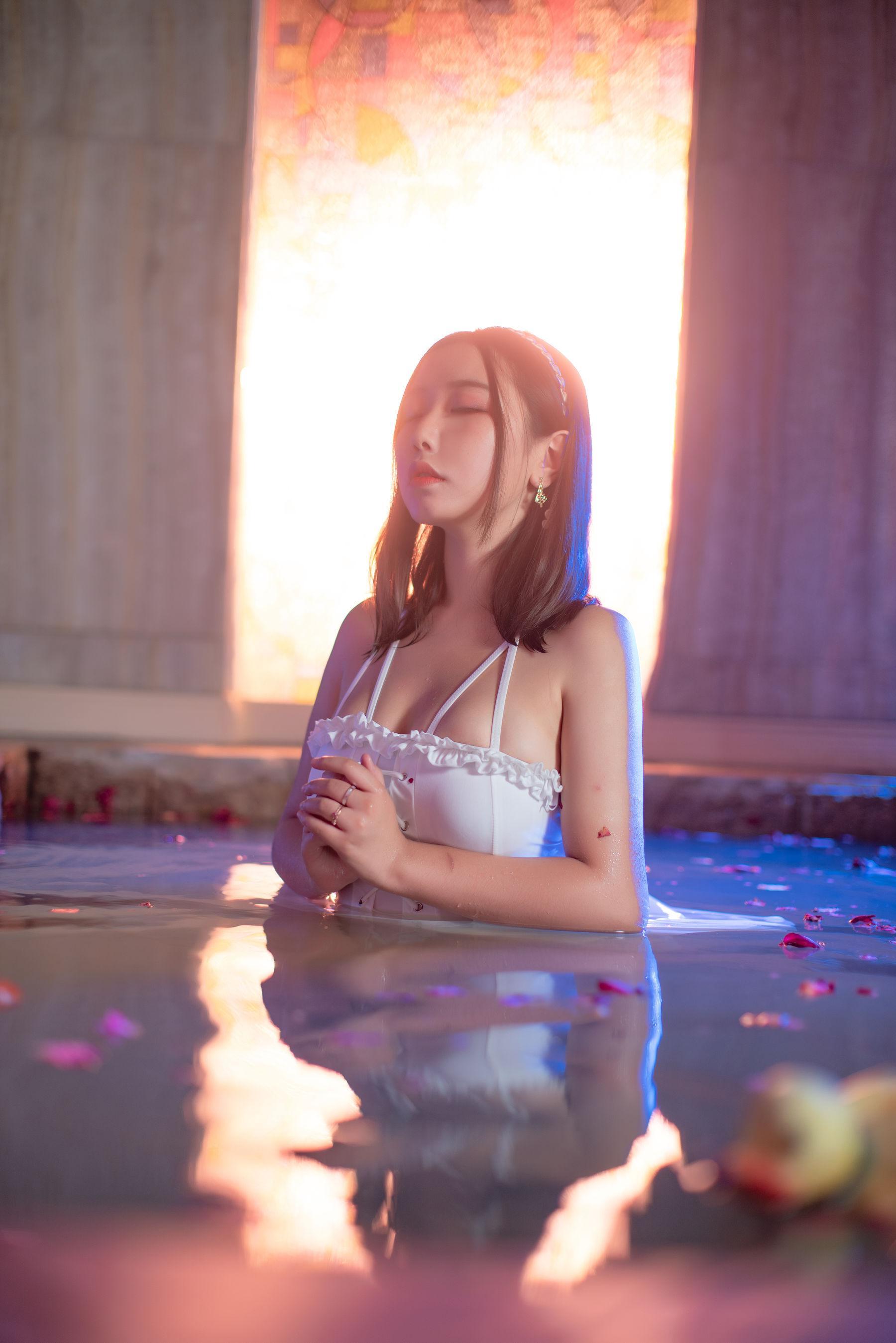 [网红COSER] 动漫博主穆零Mu0 – 温泉 倒影(32)