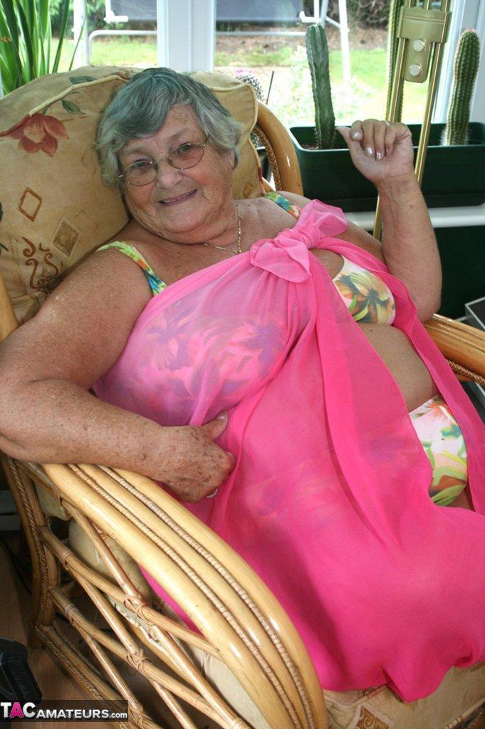 Horny old granny in glasses disrobes to reveal huge saggy tits & big BBW ass(2)