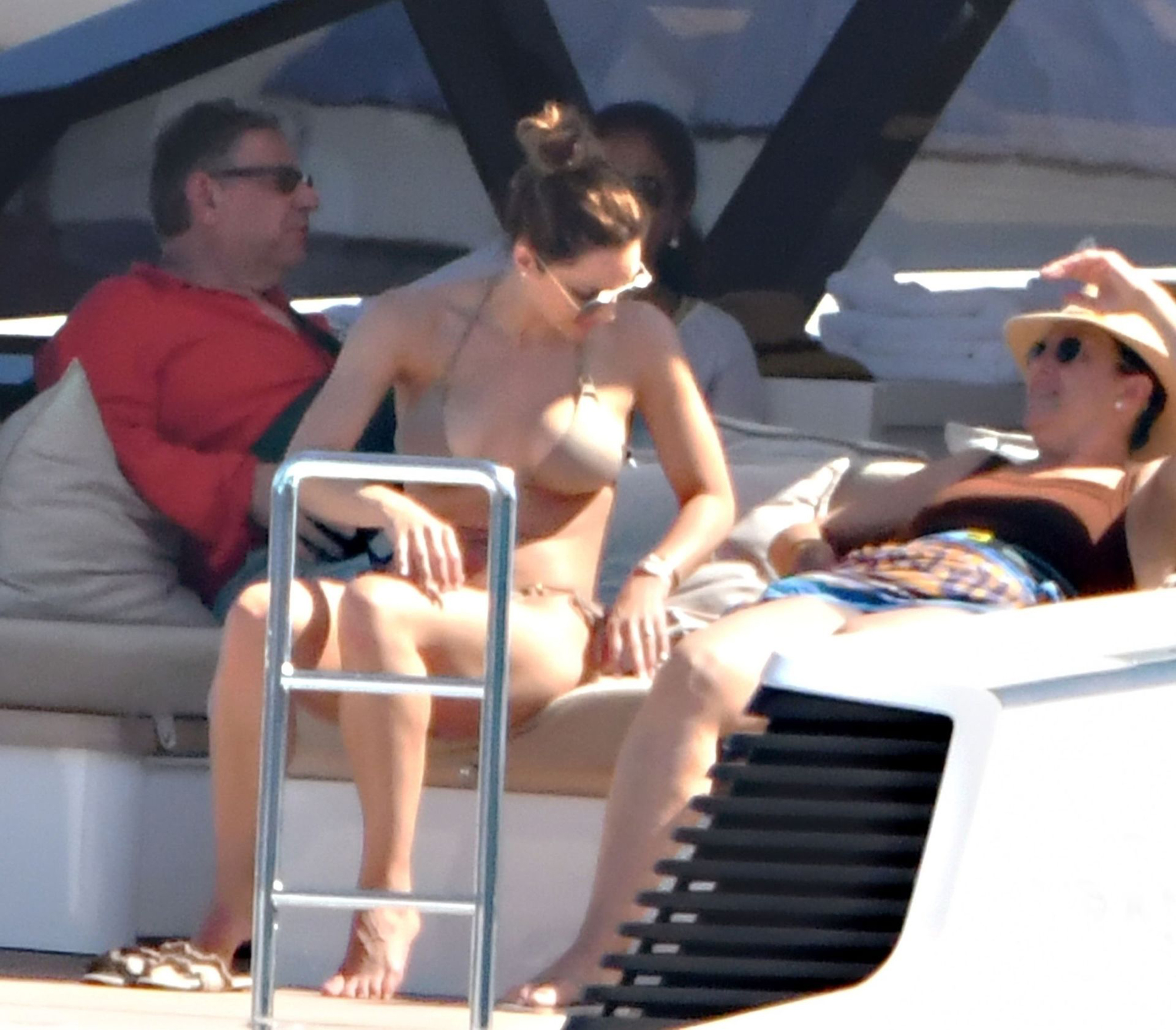 Кэтрин Макфи (Katharine McPhee) отдыхает на яхте у берегов острова Капри (0...