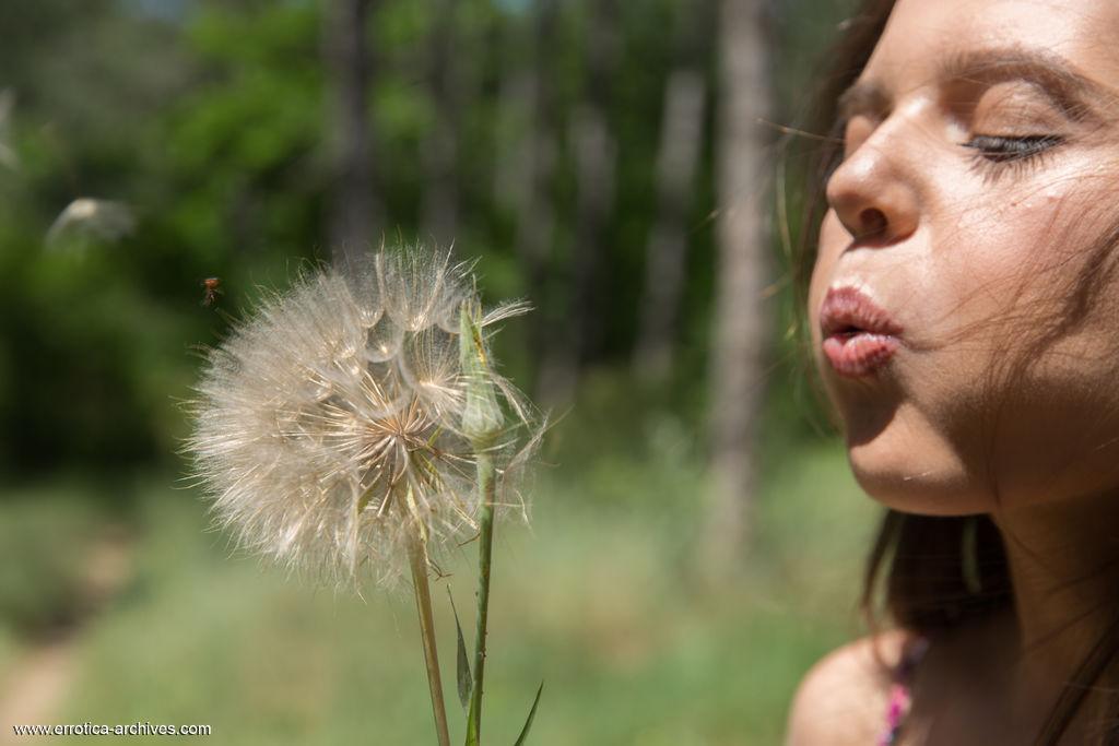 Nice teen Pola holds a pine cone while modeling totally naked in the woods(2)