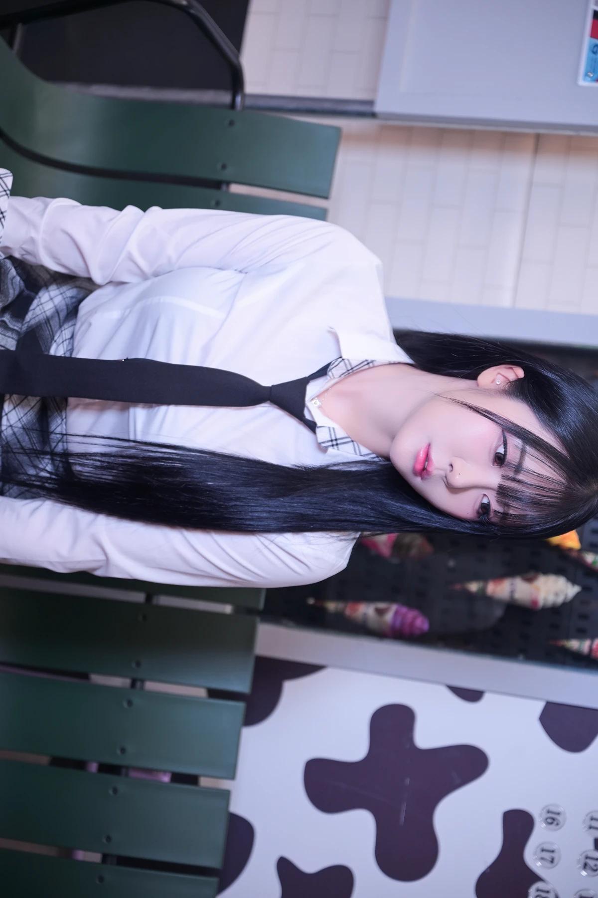 Jeong Bomi 정보미, PhotoBook 「Schoolgirl In The Subway」 Set.01(1)