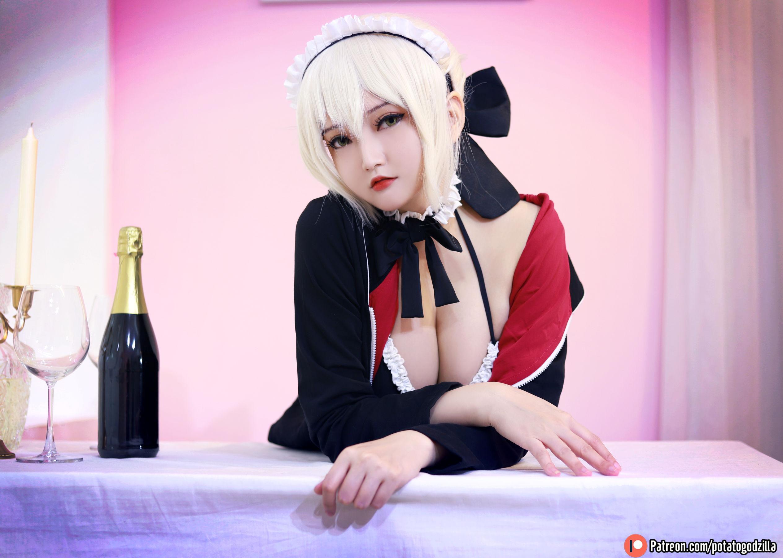 Coser小姐姐Potato Godzilla – Saber Alter Maid 套图(4)