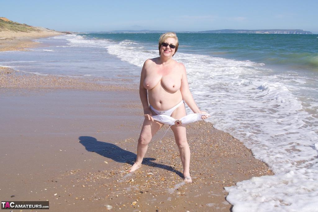 Mature amateur Speedy Bee gets naked in shades on a British beach(10)