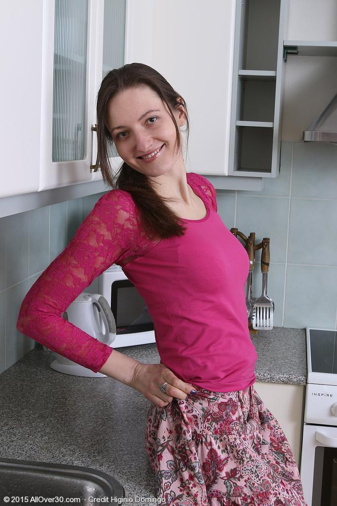 Slender brunette housewife Mariona strips to spread hairy pussy in the kitchen(3)