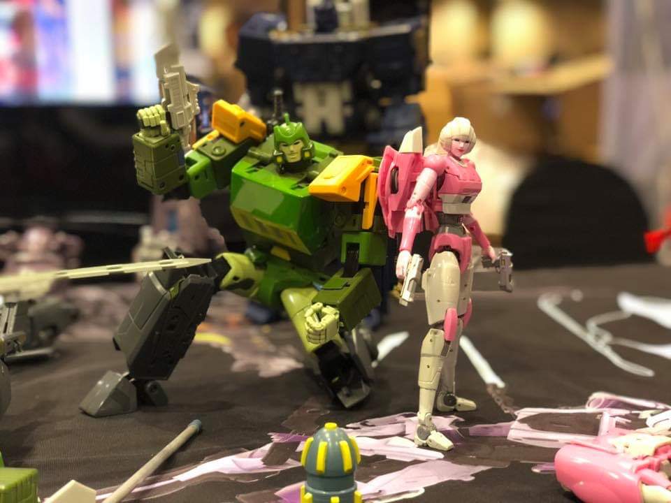 [Ocular Max] Produit Tiers - PS-04 Azalea - aka Arcee/Arcie (G1) ― PS-18 Zinnia - aka Paradron Medic/Médecin IHGtZg9c_o