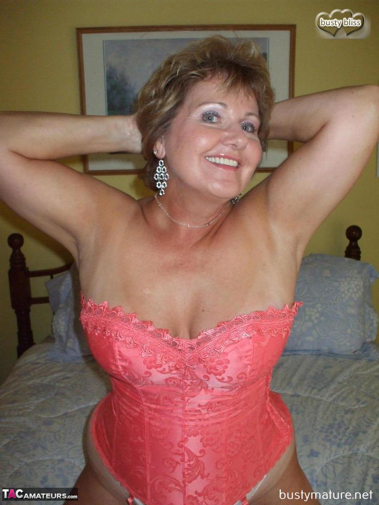 Older lady Busty Bliss frees her natural boobs from pink waist cincher(2)