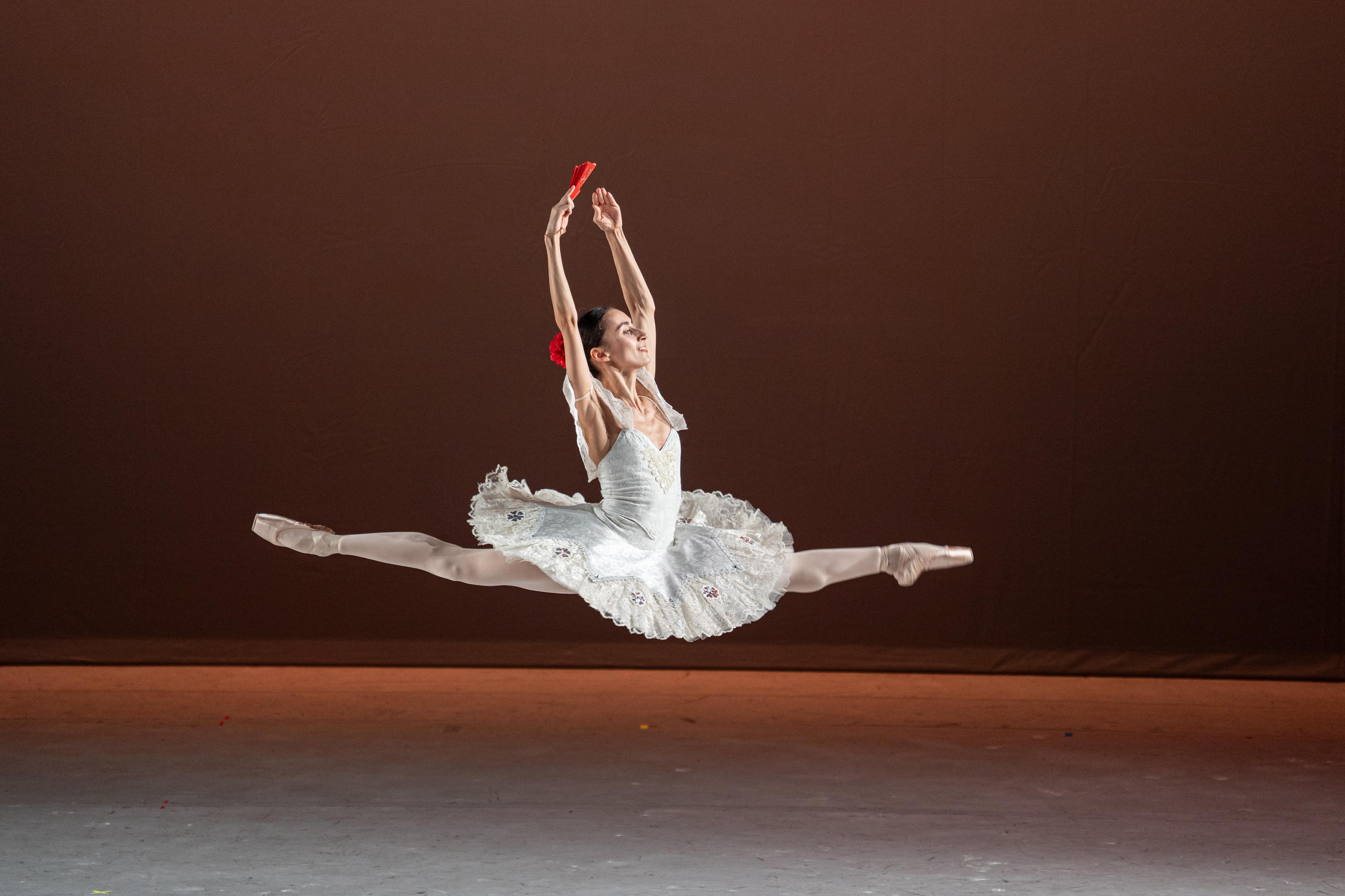 ENTRE PASOS, DIÁLOGO ENTRE EL BALLET CLÁSICO Y LAS CREACI