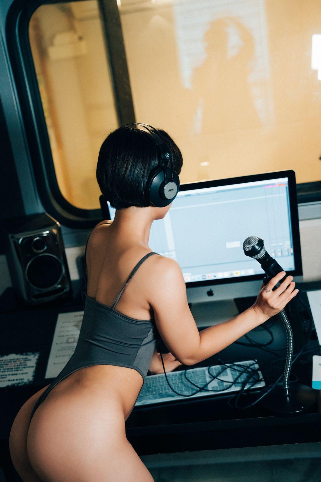 [Loozy] Booty Queen: Nude Recording (155 photos )(59)