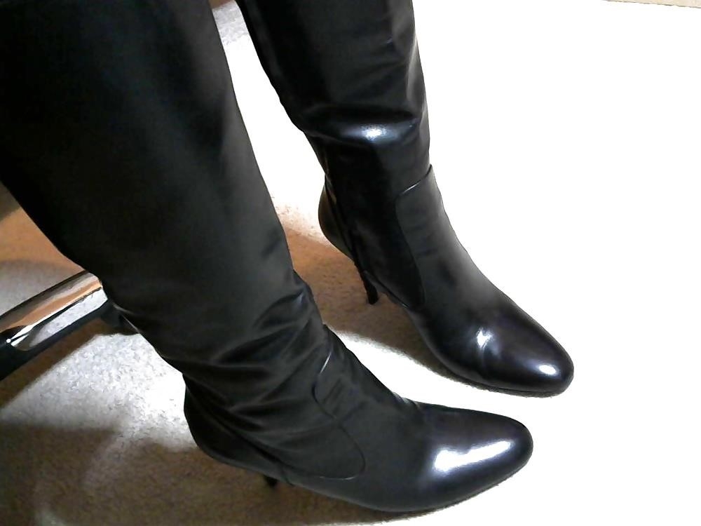 Black burberry rain boots-4020
