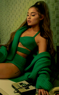 Ariana Grande YIL75NFe_o