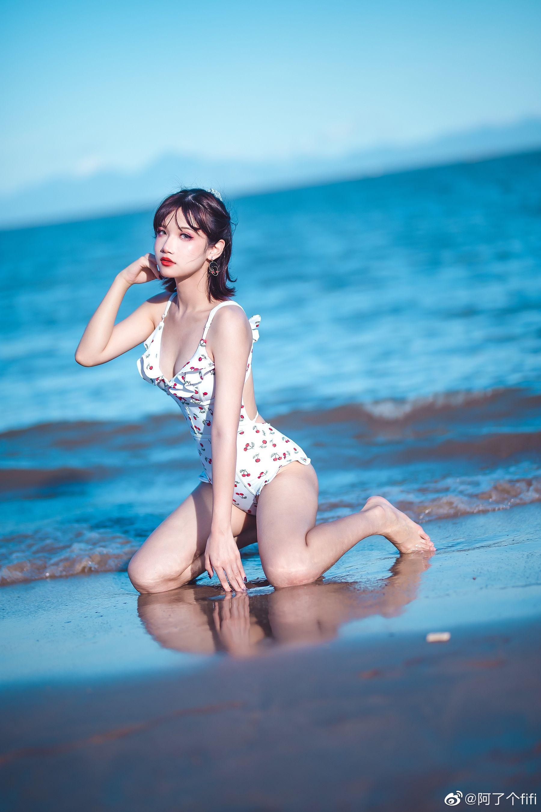 [COS福利] 动漫博主阿了个fifi – 夏天泳装 写真套图(10)